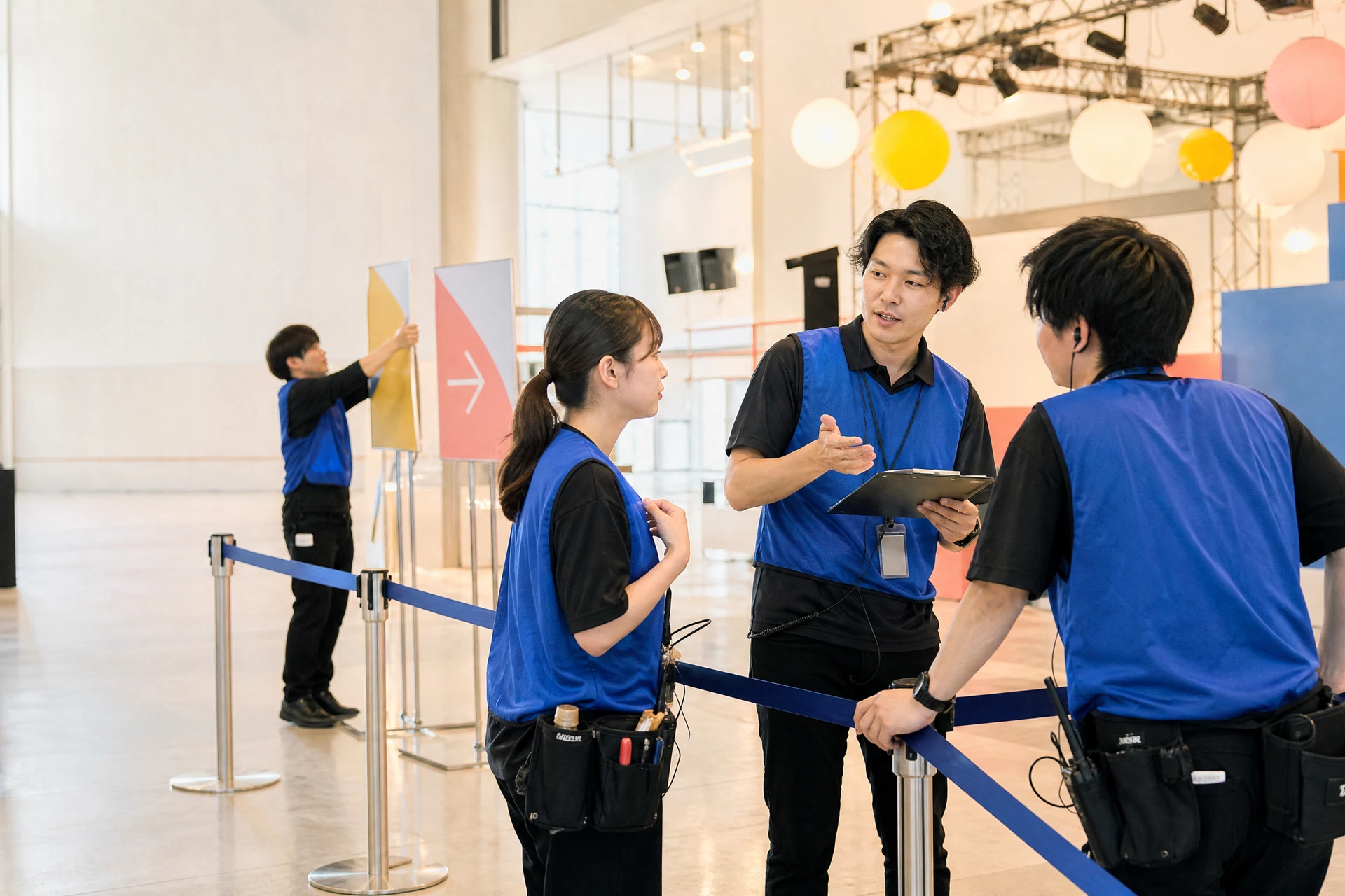 会場準備中にスタッフが進行を確認している様子